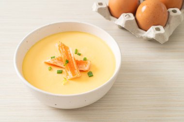 Yengeç sopasıyla haşlanmış yumurta ve taze soğan.