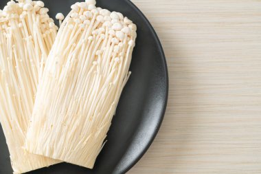 taze enoki mantarı ya da tabakta altın iğne mantarı
