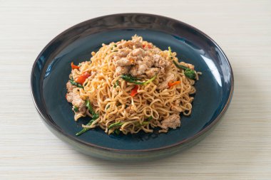 Tayland fesleğeni ve kıymalı Tayland usulü kızarmış erişte.