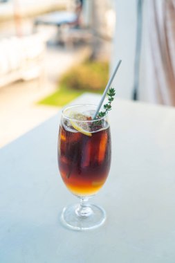 Okyanus arkaplanlı buzlu americano kahve şeftalisi.