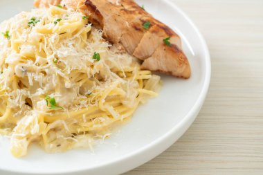 Ev yapımı spagetti beyaz kremalı sos ve ızgara tavuk.
