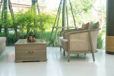 Güzel hasır ya da yastıklı rattan kanepe