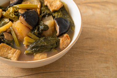 Tofulu Çin sebze güveci veya sebze çorbası karışımı - vejetaryen ve vejetaryen yemek tarzı.