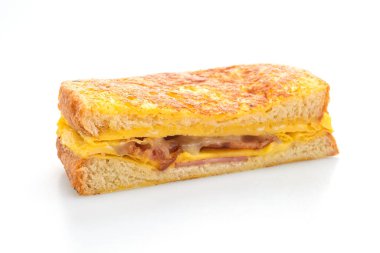 Fransız tostlu jambonlu peynirli sandviç ve beyaz arka planda yumurta.