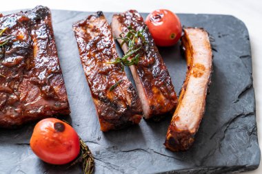 Izgara ve ızgara domuz pirzolası.