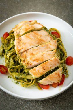Pesto soslu makarna ve ızgara tavuklu ev yapımı fettuccine spagetti.