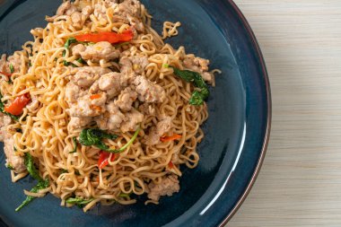 Tayland fesleğeni ve kıymalı Tayland usulü kızarmış erişte.