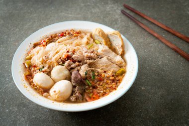 Baharatlı çorbada köfteli erişte mi yoksa Tom Asya usulü erişte mi?