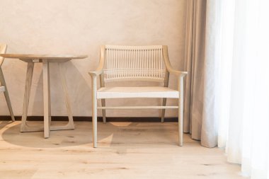 Oturma odasında güzel hasır ya da rattan sandalye süslemesi