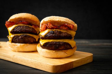 Peynir ve pastırmalı hamburger veya sığır burger - sağlıksız yemek tarzı.
