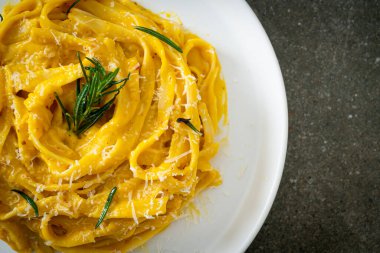 Fettuccine spagetti ve tereyağlı krema soslu makarna.