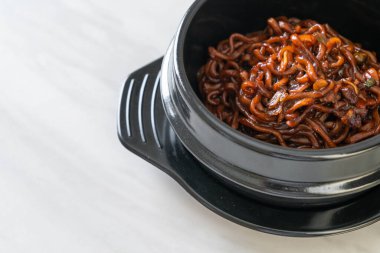 Kore siyah spagettisi ya da kavrulmuş Chajung soya soslu hazır şehriye (chapagetti) - Kore yemeği tarzı