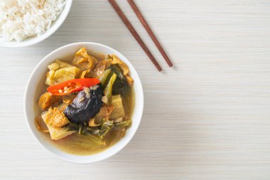 haşlanmış lahana turşusu ve acı kabak çorbası - Asya ve vegan ve vejetaryen yemek tarzı