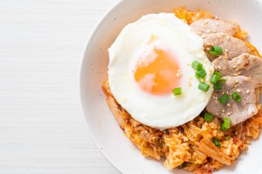 Kore usulü kızarmış yumurta ve domuz etli kimchi pilavı.