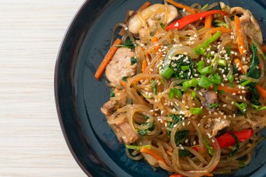 Japchae ya da karışık Kore vermicelli erişte sebzeli ve üzerine beyaz susamlı domuz eti - Kore geleneksel yemek tarzı