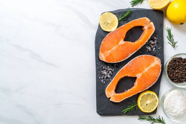 İçinde malzeme olan taze çiğ somon filetosu bifteği.