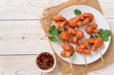 soslu kızarmış sosis şişi.