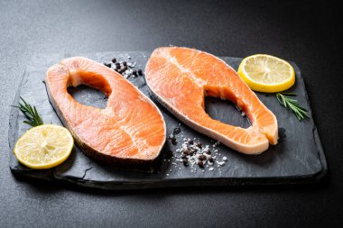 İçinde malzeme olan taze çiğ somon filetosu bifteği.