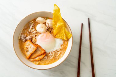 Pirinç soslu makarna köfte, domuz rostosu ve baharatlı çorba, Tom Yum Eriştesi.