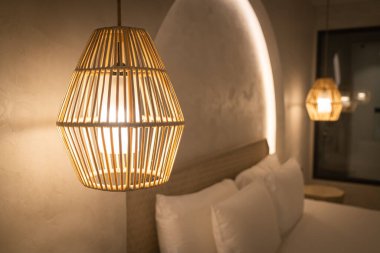 Güzel hasır ya da rattan asılı lamba