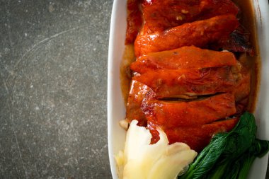 Pekin ördeği ya da ızgara kırmızı soslu kızarmış ördek Çin yemeği tarzı.