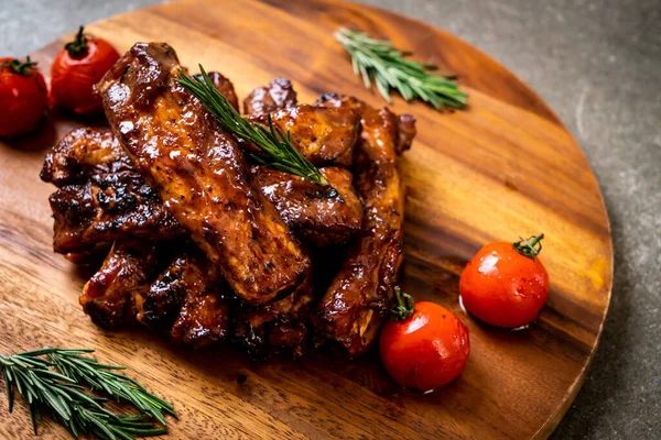 Gegrilde Barbecue Ribbetjes Varkensvlees Met Rozemarijn Tomaten — Stockfoto