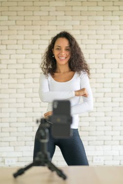 Latin kadın nüfuzlu kişi dans videosunu akıllı telefon kamerasıyla oluşturdu. Videoyu sosyal medya uygulamasına paylaşmak için.