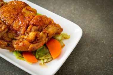 Teppanyaki teriyaki lahana ve havuçlu tavuk bifteği.