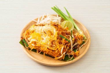 Pad Thai - Tayland usulü kızarmış erişte ve yumurta - Asya usulü