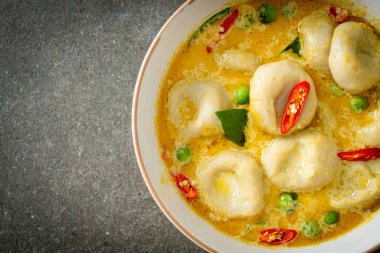 Balık köfteli yeşil köri çorbası - Tayland yemeği tarzı