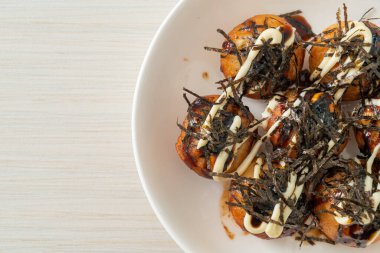 Takoyaki köftesi ya da ahtapot köftesi - Japon yemeği tarzı.