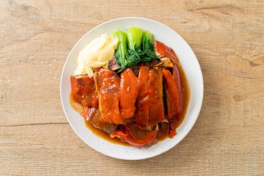 Pekin ördeği ya da ızgara kırmızı soslu kızarmış ördek Çin yemeği tarzı.