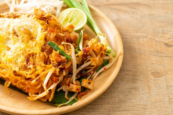 Pad Thai - Tayland usulü kızarmış erişte ve yumurta - Asya usulü