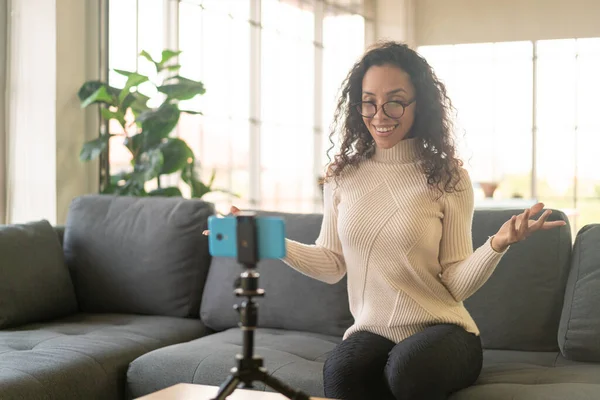 Latin kadın etkileyicisi video çekiyor ve blog için kamerayla konuşuyor - çevrimiçi içerik kavramı