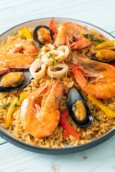 Paella Mariscos Con Gambas Almejas Mejillones Sobre Arroz Azafrán Estilo —  Fotos de Stock