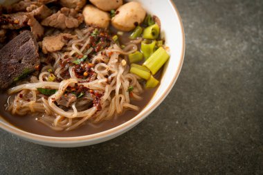 Domuz etli Tayland eriştesi, yahni, köfte ve domuz ciğeri kanlı çorba Tayland eriştesi usulü.