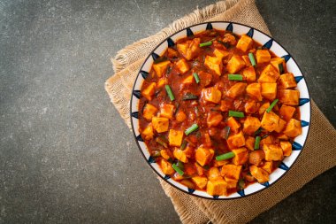 Mapo Tofu - Geleneksel Sichuan yemeği ipek tofu ve kıyma, acı biber yağı ve Sichuan biberleri ile doldurulmuş mala tadında - Asya yemek tarzı