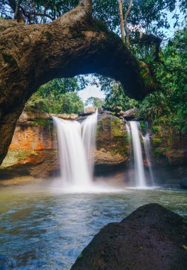 Tayland 'daki Khao Yai Ulusal Parkı' nda Güzel Saç Suwat Şelalesi