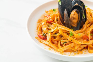 Midyeli, midyeli ve domates soslu spagetti, İtalyan yemeği tarzı.