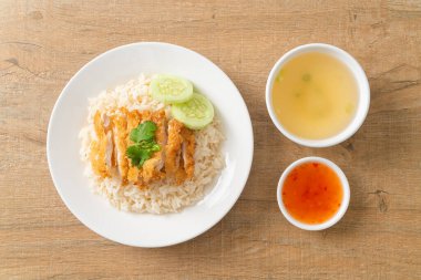 Kızarmış tavuklu pilav ya da Hainanese tavuklu pilav - Asya usulü.