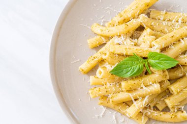 Pesto rigatoni peynirli makarna İtalyan yemeği ve vejetaryen yemeği.