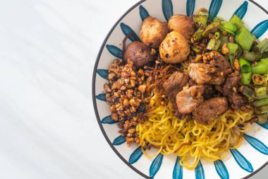 Domuz eti ve köfteli kurutulmuş erişte Tayland usulü erişte.