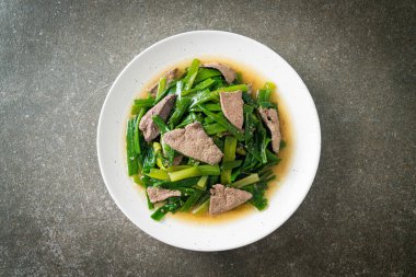 Domuz ciğeri ile karıştırılmış soğan kökü - Asya usulü.