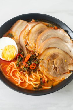Ramen Eriştesi Baharatlı Tomyum Çorbası ile Kızarmış Domuz Füzyon Gıda Stili