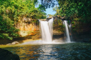 Tayland 'daki Khao Yai Ulusal Parkı' nda Güzel Saç Suwat Şelalesi