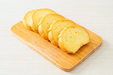 Tahtada dilimlenmiş patates ekmeği.