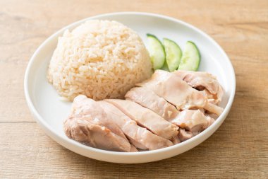 Tavuklu pilav ya da tavuk çorbası ile buğulanmış pirinç - Asya yemeği tarzı.