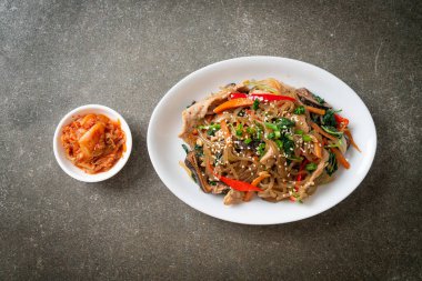 Japchae ya da karışık Kore vermicelli erişte sebzeli ve üzerine beyaz susamlı domuz eti - Kore geleneksel yemek tarzı