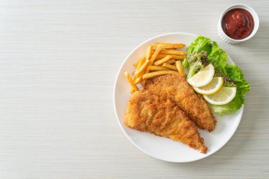 Patates cipsli ev yapımı sosisli Schnitzel, patates kızartmalı kızarmış tavuk, Avrupa yemeği tarzı.