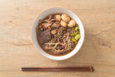 Domuz etli Tayland eriştesi, yahni, köfte ve domuz ciğeri kanlı çorba Tayland eriştesi usulü.